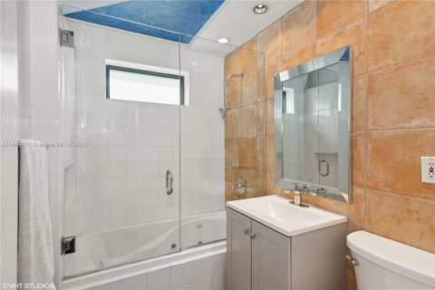 House in Miami, Florida 3 bedrooms, 166.85 sq.m. № 1431534 - photo 24