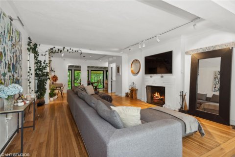 House in Miami, Florida 3 bedrooms, 166.85 sq.m. № 1431534 - photo 10