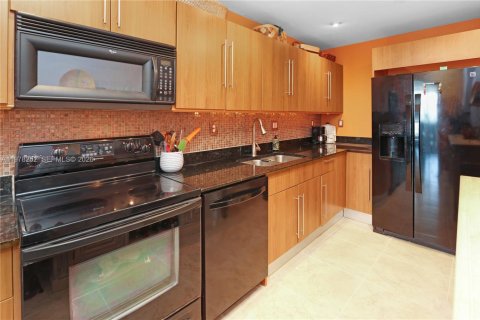 Copropriété à vendre à Hollywood, Floride: 2 chambres, 112.23 m2 № 2042123 - photo 10