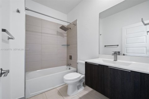 Купить таунхаус в Дорал, Флорида 4 спальни, 187.66м2, № 1996940 - фото 13