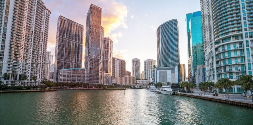 Condominio en Miami, Florida, 2 dormitorios № 1888797
