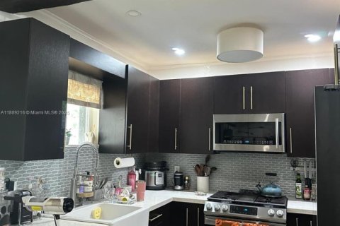Casa en venta en Hialeah, Florida, 4 dormitorios, 104.24 m2 № 1941501 - foto 18