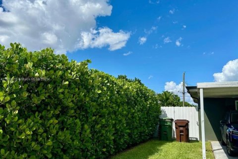 Casa en venta en Hialeah, Florida, 4 dormitorios, 104.24 m2 № 1941501 - foto 9