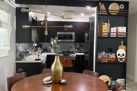 Casa en venta en Hialeah, Florida, 4 dormitorios, 104.24 m2 № 1941501 - foto 16