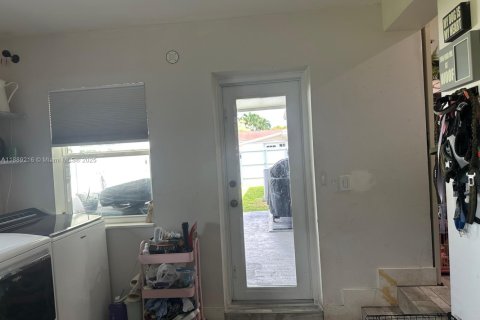 Casa en venta en Hialeah, Florida, 4 dormitorios, 104.24 m2 № 1941501 - foto 22