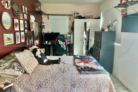 Casa en venta en Hialeah, Florida, 4 dormitorios, 104.24 m2 № 1941501 - foto 3