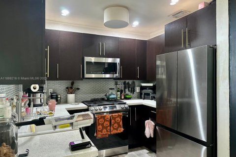 Casa en venta en Hialeah, Florida, 4 dormitorios, 104.24 m2 № 1941501 - foto 17