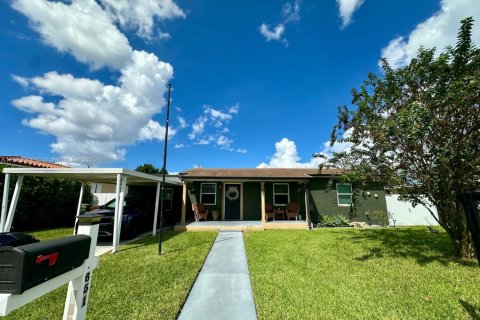 Casa en venta en Hialeah, Florida, 4 dormitorios, 104.24 m2 № 1941501 - foto 1