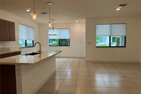 Снять в аренду кондоминиум в Дорал, Флорида 3 спальни, 132.94м2, № 2020770 - фото 2