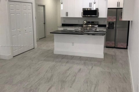 Casa en alquiler en Lehigh Acres, Florida, 3 dormitorios № 2060225 - foto 2