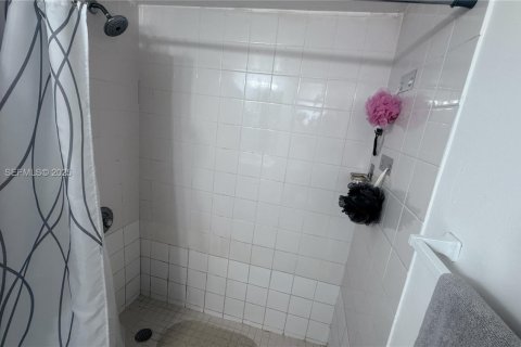 Снять в аренду кондоминиум в Майами, Флорида 1 спальня, 63.17м2, № 1990676 - фото 26