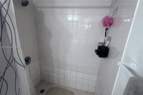 Снять в аренду кондоминиум в Майами, Флорида 1 спальня, 63.17м2, № 1990676 - фото 25