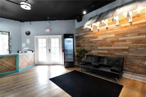 Propiedad comercial en venta en New Smyrna Beach, Florida, 105.91 m2 № 1722809 - foto 9