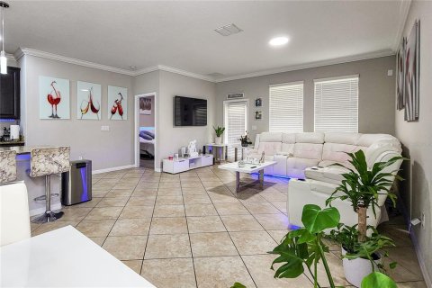 House in Brandon, Florida 5 bedrooms, 230.96 sq.m. № 2102517 - photo 18