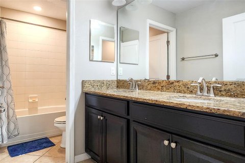 House in Brandon, Florida 5 bedrooms, 230.96 sq.m. № 2102517 - photo 29