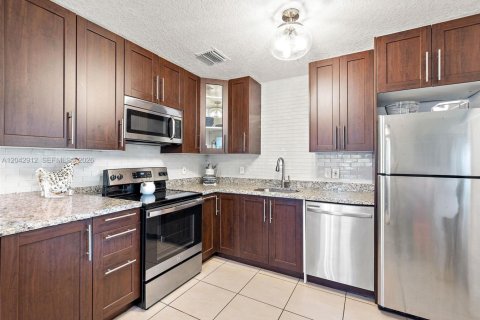 House in Fort Lauderdale, Florida 4 bedrooms, 174.84 sq.m. № 2189518 - photo 22