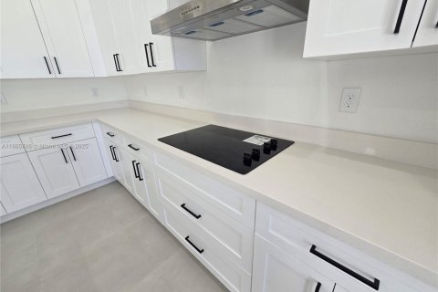 Casa en alquiler en Miami, Florida, 3 dormitorios № 1942155 - foto 13