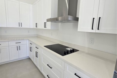 Casa en alquiler en Miami, Florida, 3 dormitorios № 1942155 - foto 14