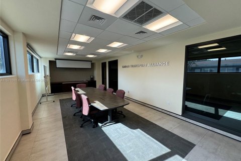 Propiedad comercial en venta en Hollywood, Florida № 1979895 - foto 3