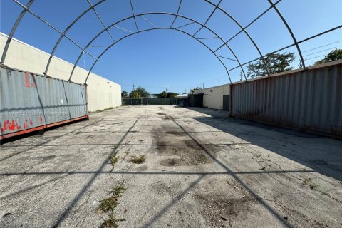 Propiedad comercial en venta en Hollywood, Florida № 1979895 - foto 13