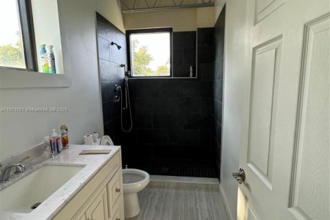 Propiedad comercial en venta en Hollywood, Florida № 1979895 - foto 12