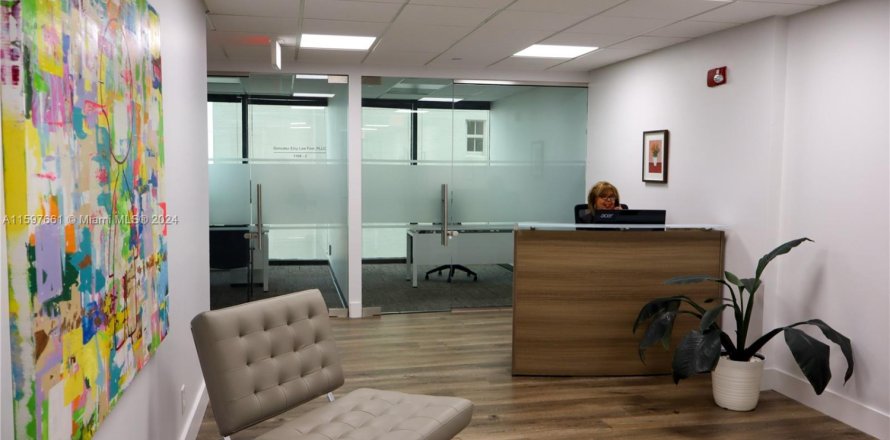 Oficina en Coral Gables, Florida № 1208078