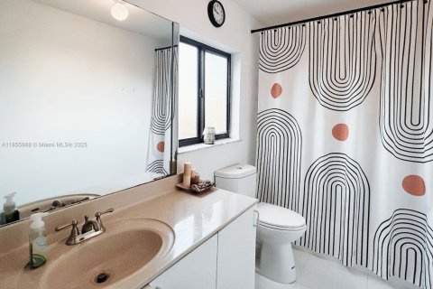 House in Miami, Florida 4 bedrooms, 193.05 sq.m. № 1989317 - photo 3