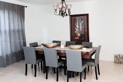 House in Miami, Florida 4 bedrooms, 193.05 sq.m. № 1989317 - photo 9