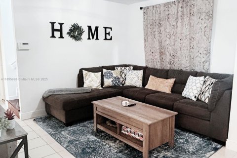 House in Miami, Florida 4 bedrooms, 193.05 sq.m. № 1989317 - photo 6