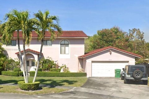 House in Miami, Florida 4 bedrooms, 193.05 sq.m. № 1989317 - photo 1