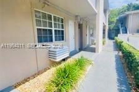 Condominio en alquiler en Coral Gables, Florida, 1 dormitorio, 64.57 m2 № 2011381 - foto 6