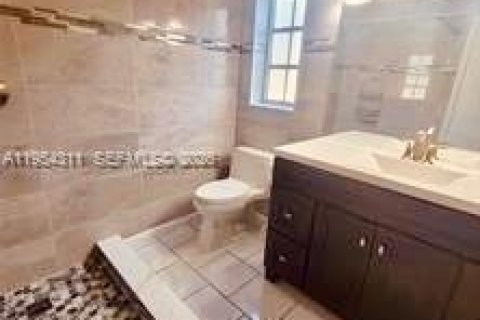 Condominio en alquiler en Coral Gables, Florida, 1 dormitorio, 64.57 m2 № 2011381 - foto 8