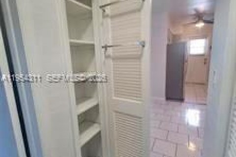 Condominio en alquiler en Coral Gables, Florida, 1 dormitorio, 64.57 m2 № 2011381 - foto 3