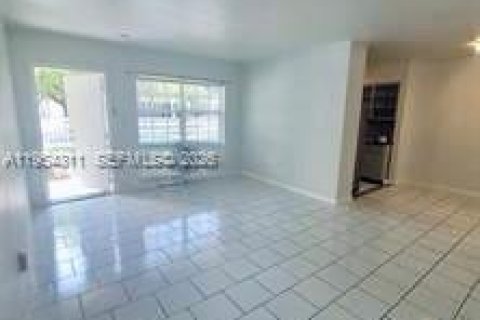 Condominio en alquiler en Coral Gables, Florida, 1 dormitorio, 64.57 m2 № 2011381 - foto 5