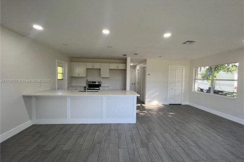 House in Lehigh Acres, Florida 2 bedrooms, 83.15 sq.m. № 1863443 - photo 10