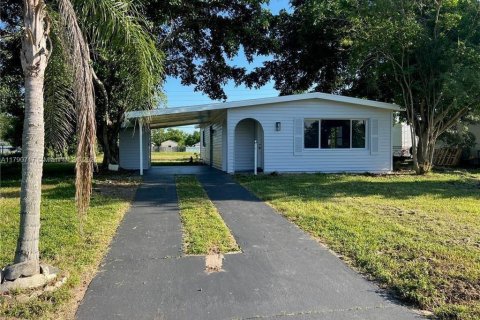 House in Lehigh Acres, Florida 2 bedrooms, 83.15 sq.m. № 1863443 - photo 1