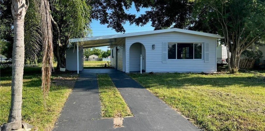 House in Lehigh Acres, Florida 2 bedrooms, 83.15 sq.m. № 1863443
