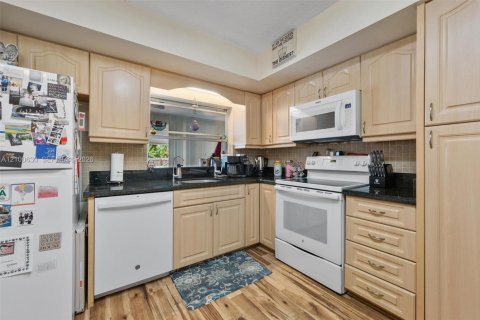 Villa ou maison à vendre à Hollywood, Floride: 3 chambres, 139.91 m2 № 2401530 - photo 10