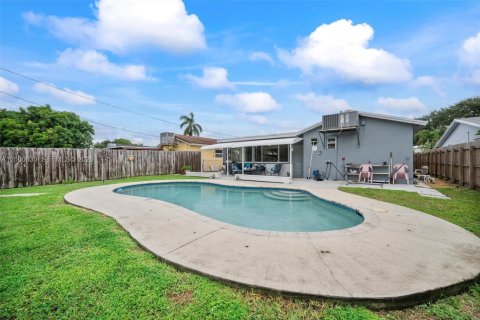 Villa ou maison à Hollywood, Floride 3 chambres, 139.91 m2 № 2401530