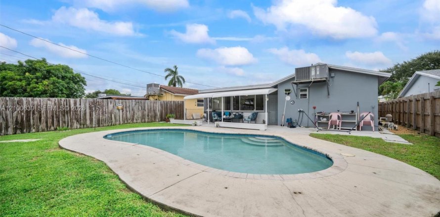 Villa ou maison à Hollywood, Floride 3 chambres, 139.91 m2 № 2401530