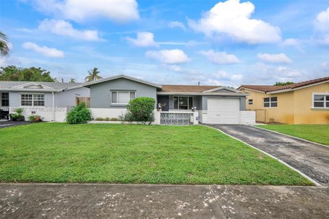 Villa ou maison à vendre à Hollywood, Floride: 3 chambres, 139.91 m2 № 2401530 - photo 3