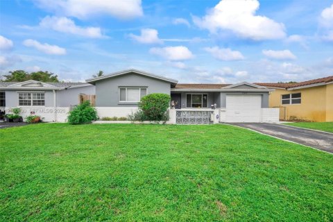 Villa ou maison à vendre à Hollywood, Floride: 3 chambres, 139.91 m2 № 2401530 - photo 2