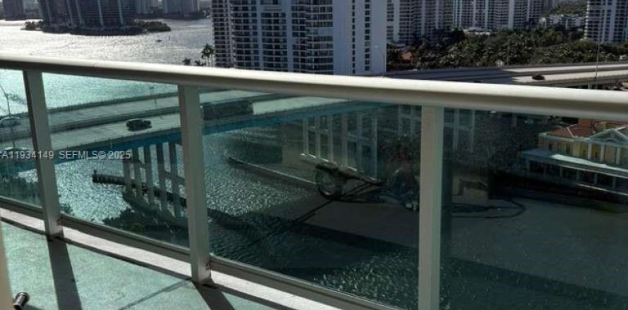 Дом в Санни-Айлс-Бич, Флорида 1 спальня, 92.9м2 № 1992638