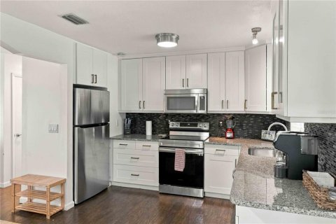 Villa ou maison à vendre à Tampa, Floride: 3 chambres, 117.06 m2 № 2408059 - photo 10