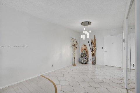 Condo in Pompano Beach, Florida, 1 bedroom  № 1889022 - photo 12