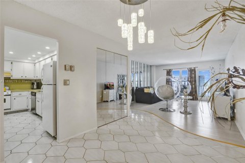 Condo in Pompano Beach, Florida, 1 bedroom  № 1889022 - photo 10