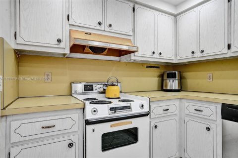 Condo in Pompano Beach, Florida, 1 bedroom  № 1889022 - photo 15