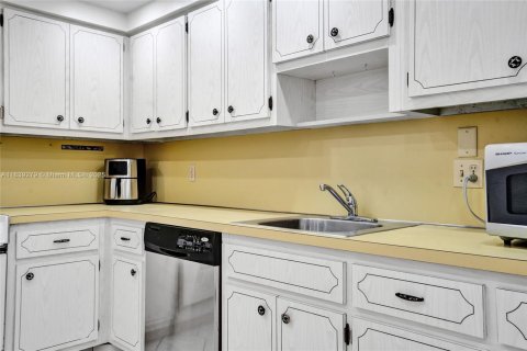 Condo in Pompano Beach, Florida, 1 bedroom  № 1889022 - photo 18