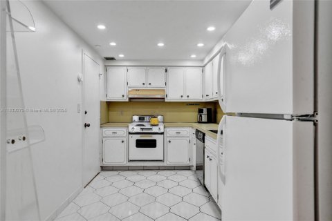 Condo in Pompano Beach, Florida, 1 bedroom  № 1889022 - photo 20