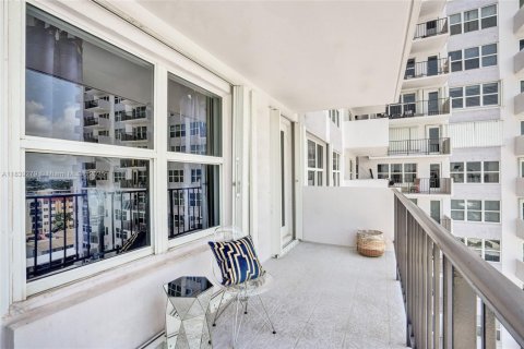 Condo in Pompano Beach, Florida, 1 bedroom  № 1889022 - photo 22